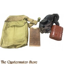 Gasmaskbag MK VI with gasmask MK V (Gasmaskertas MK VI met gasmasker MK V)