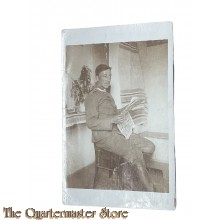 Postkarte/Studio photo 1916 Deutscher Uffz auf einem Stuhl 