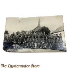 (Feld) Postkarte/Studiophoto 1914 Grosse gruppe Deutsche Soldaten mit Kirche