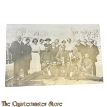 Postkarte/ Photo 1915 Deutsche biertrinkende Soldaten mit Zivilisten 