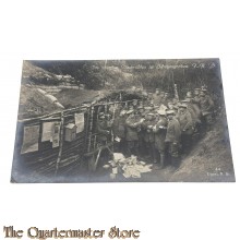 (Feld) Postkarte/Studiophoto 1915 Deutsche Soldaten im Schutzengraben, die neuste Nachrichten