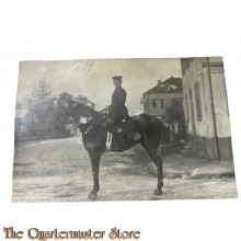 Photo 1914 Kavaleristen mit Pferd im Felde 