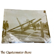 Photo WW2 US Navy carrier , crew checking airplane 