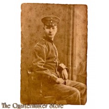 Postkarte/Studio photo 1914-18  Deutscher Soldat sitzend 