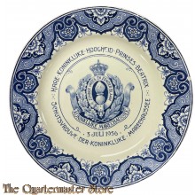 Aardewerk Wandbord Koninklijke Marechaussee 5 juli 1956 Prinses Beatrix Geschutsvrouwe van het wapen Koninklijke Marechaussee.