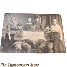 Postkarte/ Photo 1914-18 2 Deutsche Soldaten mit Matrose und Familie