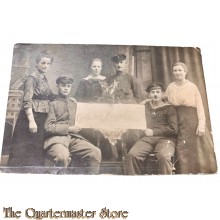 Postkarte/ Photo 1914-18 2 Deutsche Soldaten mit Matrose und Familie
