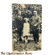 Postkarte/Studio photo 1914-18  Deutscher Offizier mit Sabel, Zivilist und kind  