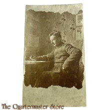 Postkarte/Studio photo 1917 Soldat am Tisch 