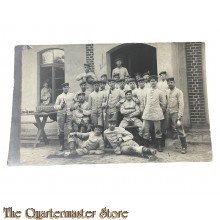 Postkarte/Studio photo 1910 Gruppe Soldaten in Kazerne/Arbeits uniform teils rauchend (Pfeife)