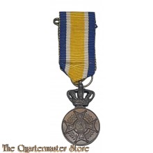 Miniatuur Eremedaille civiel 16mm , W verbonden aan de Orde van Oranje-Nassau, in brons