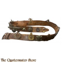 WW1/2 military (Trophy) belt with 16 allied metal capbadges 