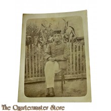 Postkarte/Studio photo 1914-18 2 Deutscher Soldat sitzend mit Spange  
