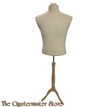 Etalegebuste man op houten voet