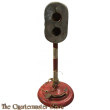 Seinlamp / Spoorlamp (mogelijk olielamp-stijl of miniatuur). Materiaal: Metaal, rood gespoten. Kenmerken: Beschikt over een standaard met een hefboommechanisme voor bediening en twee openingen voor lichtsignalen