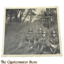 Foto WH soldaten ruhen im Grass 1938