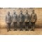 Foto groep van 5 militairen opgesteld voor muur 1916