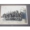 Foto groep militairen , 1 met fiets 1910