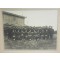 Groep officieren in zwarte tenue 1905-1910 voor barak