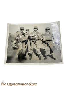 Large B/W press photo 1950’s US Army paratroopers training 