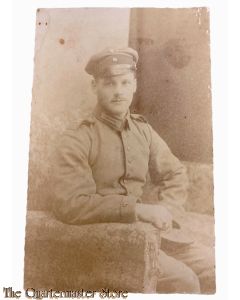 Feld postkarte 1914-18 Studio Photo Soldat sitzend mit Mutze