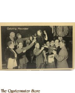 Ansicht mobilisatie 1940 Gelukkig nieuwjaar , proostende soldaten en kelner en meisjes