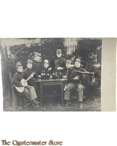 (Studio Photo) Postkarte 1915 Osterreich soldaten am Tisch spielen musik