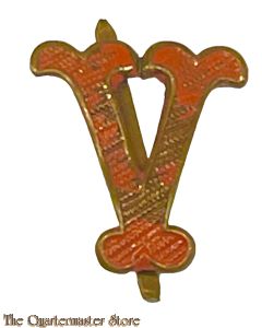 Oranje metalen romeins cijfer V Regiment voor veldmuts pre 1940