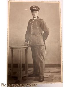 Studio portret soldier ausgeh dress with sidearm