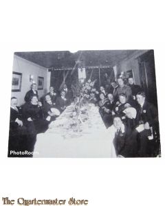 Foto 1914 burgers en militairen aan fraai gedekte tafel