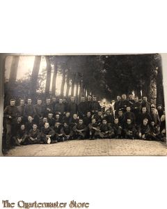 Foto grote groep soldaten in werk kleding poserende op de weg 1917