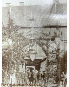 Foto soldaten vieren inhuldiging Koningin Wilhelmina 1898