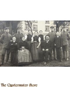 Foto (Mil. Postcard) 1915 Soldiers and NCO's with family