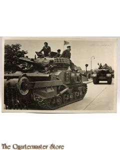 Postkaart Canadian Sherman Crab Mine flail met bemanning 1945
