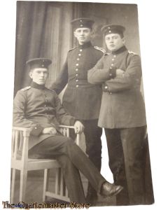 AnsichtsKarte (Mil. Postcard ) studio portret soldiers, one seated