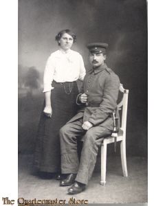 AnsichtsKarte (Mil. Postcard ) Ehepaar soldat sitzt mit seitengewehr