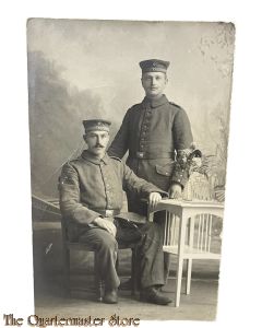 (Studio Photo) Postkarte 1914 2 Soldaten stehend und sitzend