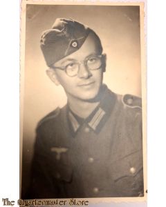 Studio portret soldier with oversea’s cap 