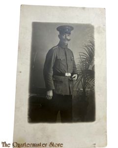 Feld postkarte 1914-18 Studio Photo Soldat mit Schirmmutze und zigarre