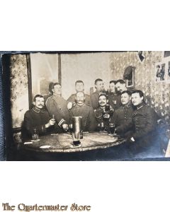 Photo WW1 German soldiers standing/sitting at table drinking
