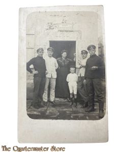 Feld postkarte 1914-18 Studio Photo 4 Soldaten mit Frau und Kind Zum gemutl. Sachsen