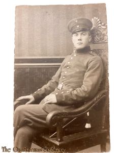 Feld postkarte 1914-18 Studio Photo Soldat sitzend mit Seitengewehr und troddel