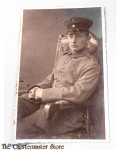AnsichtsKarte (Mil. Postcard ) studio portret soldier with visorcap and bayonet