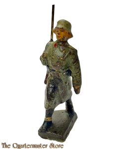 Wehrmacht Soldat  mit Mantel und Gewehr "Lineol style" (German soldier in greatcoat carrying shouldered  WW2)