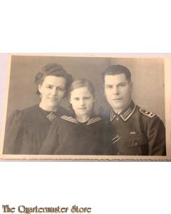 Studio portret decorated WH NCO with wife and daughter