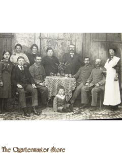 AnsichtsKarte (Mil. Postcard) photo 1916 soldiers with family