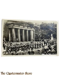 Postkarte 40-45 Berlin, Unter den Linden-Ehremal, Die Wache zieht auf