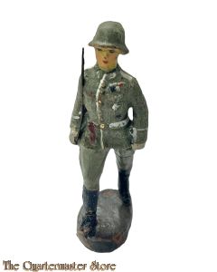 Wehrmacht Soldat mit sabel "Lineol style" (German soldier carrying sword WW2)