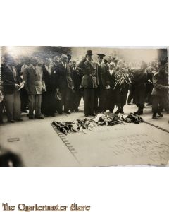 Carte Postal Le General de Gaulle devant la tombe de Soldat Inconnu
