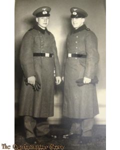 Photo studio portret  , WH soldiers in overcoat, brothers in Arms